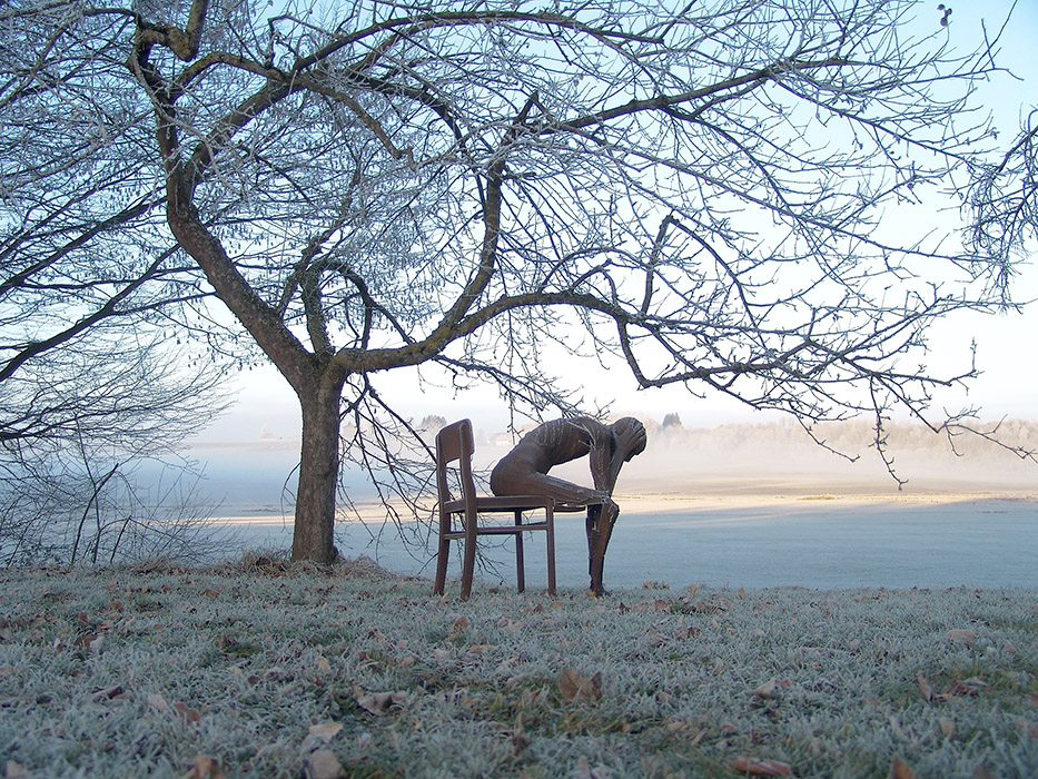 `nackter mann dem neben einem Arm auch ein Bein fehlt, sitzt und weint´